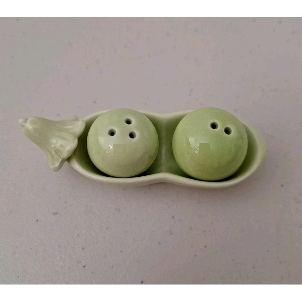 Vintage Peas In A Pod Salt and Pepper Shakers 4.5